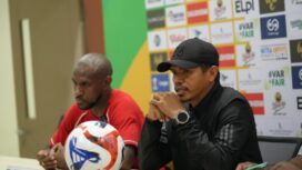 Pelatih Persipura, Ricardo Salampessy dan kapten tim, Boaz Solossa pada sesi konferensi pers jelang laga kontra Kendal Tornado FC