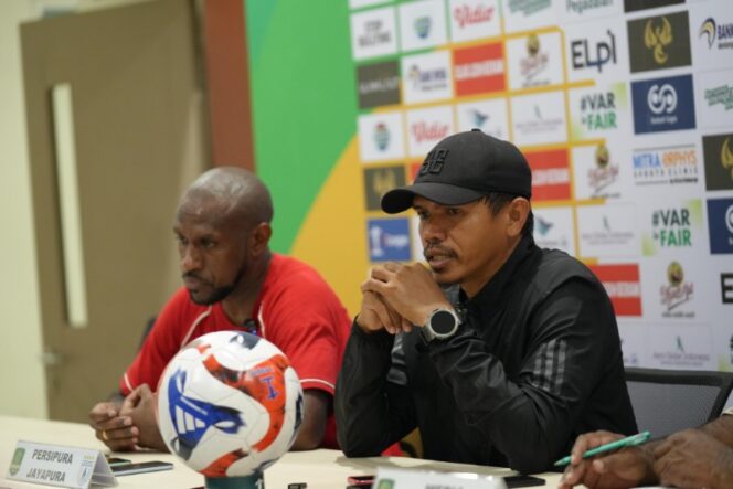 
					Pelatih Persipura, Ricardo Salampessy dan kapten tim, Boaz Solossa pada sesi konferensi pers jelang laga kontra Kendal Tornado FC
