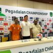 Pelatih Kendal Tornado FC, Stefan Keltjes dan pemainnya, Marius Ahoren