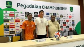 Pelatih Kendal Tornado FC, Stefan Keltjes dan pemainnya, Marius Ahoren