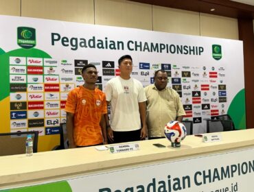 Pelatih Kendal Tornado FC, Stefan Keltjes dan pemainnya, Marius Ahoren