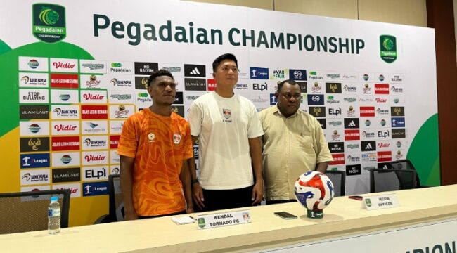Pelatih Kendal Tornado FC, Stefan Keltjes dan pemainnya, Marius Ahoren