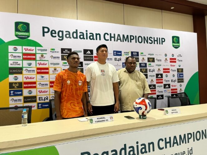 
					Pelatih Kendal Tornado FC, Stefan Keltjes dan pemainnya, Marius Ahoren