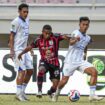 Duel pemain PSIS dengan Pemain Persipura - dok Ofisial Persipura