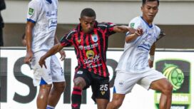 Duel pemain PSIS dengan Pemain Persipura - dok Ofisial Persipura