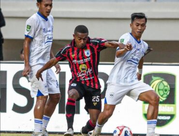 Duel pemain PSIS dengan Pemain Persipura - dok Ofisial Persipura