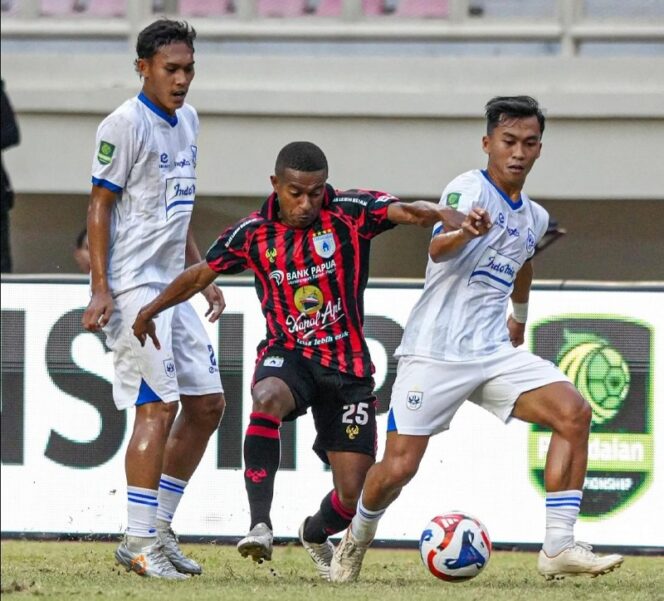 
					Duel pemain PSIS dengan Pemain Persipura - dok Ofisial Persipura