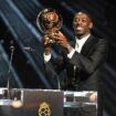 Ousmane Dembele mengangkat trofi ballon d'or / instagram O.Dembele7