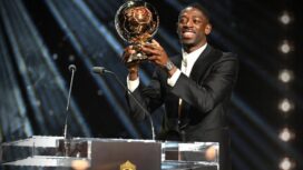 Ousmane Dembele mengangkat trofi ballon d'or / instagram O.Dembele7