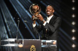 Ousmane Dembele mengangkat trofi ballon d'or / instagram O.Dembele7
