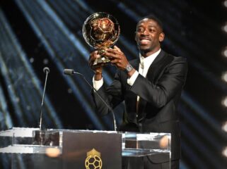 Ousmane Dembele mengangkat trofi ballon d'or / instagram O.Dembele7
