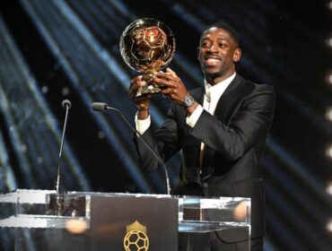 Ousmane Dembele mengangkat trofi ballon d'or / instagram O.Dembele7