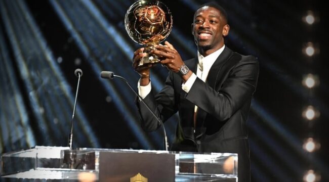 Ousmane Dembele mengangkat trofi ballon d'or / instagram O.Dembele7