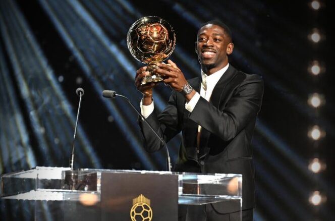 
					Ousmane Dembele mengangkat trofi ballon d'or / instagram O.Dembele7