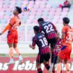 Duel pemain Kendal Tornado FC dengan pemain Persipura Jayapura / Instagram Kendal Tornado FC