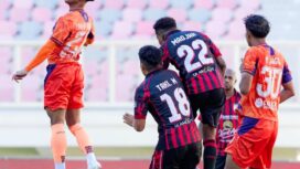 Duel pemain Kendal Tornado FC dengan pemain Persipura Jayapura / Instagram Kendal Tornado FC