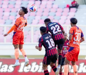Duel pemain Kendal Tornado FC dengan pemain Persipura Jayapura / Instagram Kendal Tornado FC