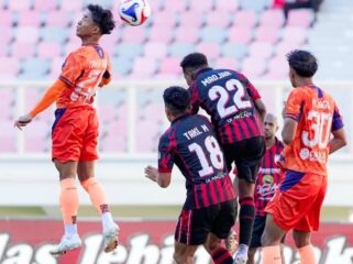 Duel pemain Kendal Tornado FC dengan pemain Persipura Jayapura / Instagram Kendal Tornado FC