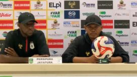 Pelatih Persipura, Ricardo Salampessy dan Kapten tim, Boaz Solossa saat konferensi pers usai laga kontra Kendal Tornado FC