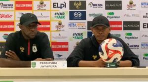 Pelatih Persipura, Ricardo Salampessy dan Kapten tim, Boaz Solossa saat konferensi pers usai laga kontra Kendal Tornado FC
