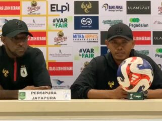 Pelatih Persipura, Ricardo Salampessy dan Kapten tim, Boaz Solossa saat konferensi pers usai laga kontra Kendal Tornado FC