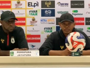 Pelatih Persipura, Ricardo Salampessy dan Kapten tim, Boaz Solossa saat konferensi pers usai laga kontra Kendal Tornado FC