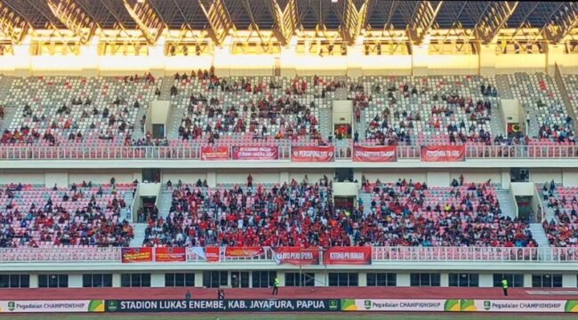 Tampak suporter Persipura yang mendukung timnya dari tribun Stadion Lukas Enembe / euforia.id