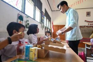 Wapres RI, Gibran Rakabuming Raka saat meninjau pelaksanaan MBG - dok Setneg.go.id