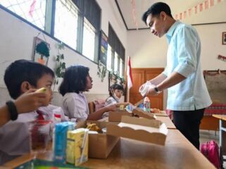 Wapres RI, Gibran Rakabuming Raka saat meninjau pelaksanaan MBG - dok Setneg.go.id