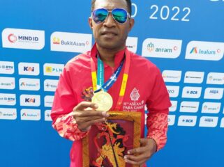 Atlet Renang andalan NPCI Papua, Marinus Melianus Jowei saat meraih medali emas ASEAN Para Games tahun 2022 di Solo