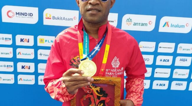 Atlet Renang andalan NPCI Papua, Marinus Melianus Jowei saat meraih medali emas ASEAN Para Games tahun 2022 di Solo