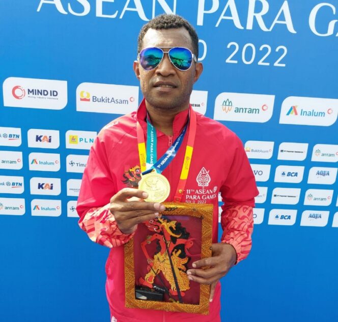 
					Atlet Renang andalan NPCI Papua, Marinus Melianus Jowei saat meraih medali emas ASEAN Para Games tahun 2022 di Solo