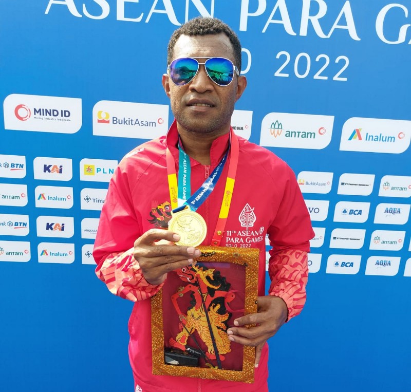 Atlet Renang andalan NPCI Papua, Marinus Melianus Jowei saat meraih medali emas ASEAN Para Games tahun 2022 di Solo