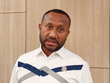 Anggota DPR RI, Yan Permenas Mandenas