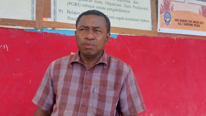 
					Kepala Sekolah SD Negeri Mosso, Stevanus Mandowen / euforia.id