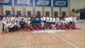 Foto bersama jajaran direksi PT Pertamina Patra Niaga Regional Papua Maluku dengan peserta turnamen futsal 