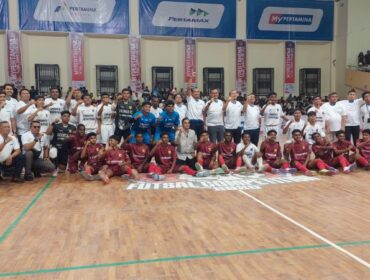 Foto bersama jajaran direksi PT Pertamina Patra Niaga Regional Papua Maluku dengan peserta turnamen futsal 
