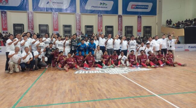 Foto bersama jajaran direksi PT Pertamina Patra Niaga Regional Papua Maluku dengan peserta turnamen futsal 