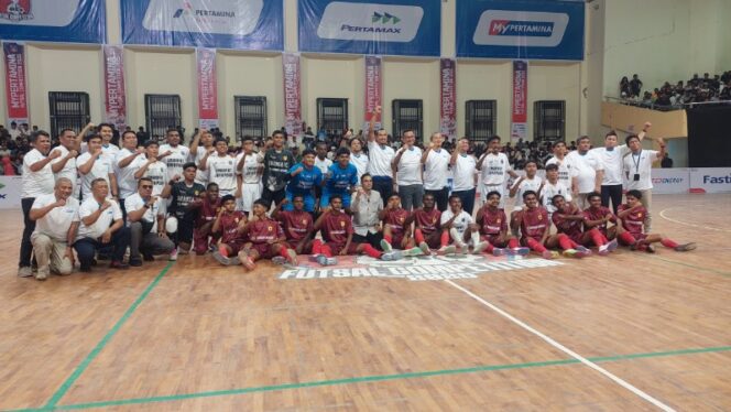 
					Foto bersama jajaran direksi PT Pertamina Patra Niaga Regional Papua Maluku dengan peserta turnamen futsal 