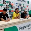 Pelatih Barito Putera, Stefano Teco Cugurra bersama pemainnya pada konferensi pers selepas laga kontra Persipura / Euforia.id