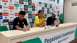 Pelatih Barito Putera, Stefano Teco Cugurra bersama pemainnya pada konferensi pers selepas laga kontra Persipura / Euforia.id