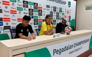 Pelatih Barito Putera, Stefano Teco Cugurra bersama pemainnya pada konferensi pers selepas laga kontra Persipura / Euforia.id