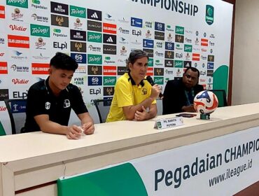 Pelatih Barito Putera, Stefano Teco Cugurra bersama pemainnya pada konferensi pers selepas laga kontra Persipura / Euforia.id
