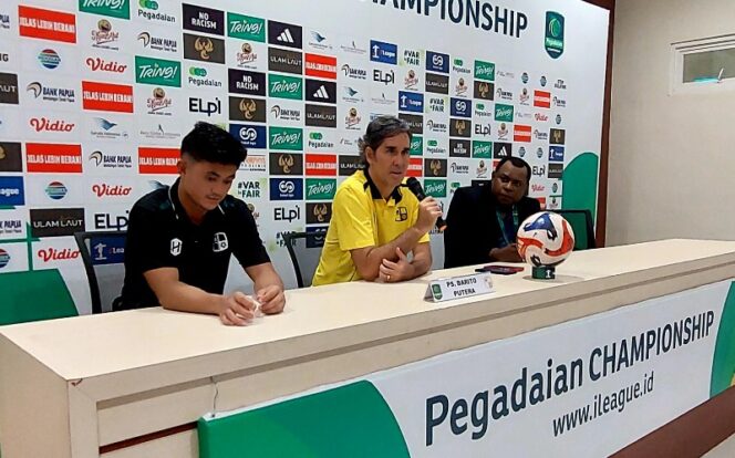 Pelatih Barito Putera, Stefano Teco Cugurra bersama pemainnya pada konferensi pers selepas laga kontra Persipura / Euforia.id