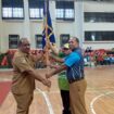 Asisten I Setda Papua, Yohanes Walilo menyerahkan pataka kepada kontingen Popnas dan Peparpenas