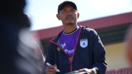 Ricardo Salampessy ketika mendampingi Persipura berlatih 