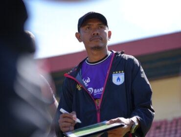 Ricardo Salampessy ketika mendampingi Persipura berlatih 