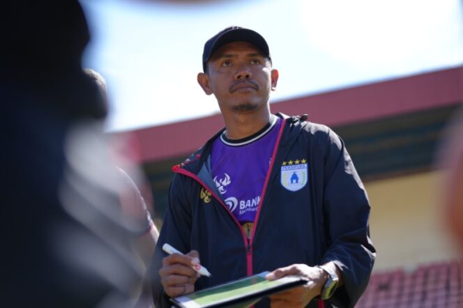 
					Ricardo Salampessy ketika mendampingi Persipura berlatih 