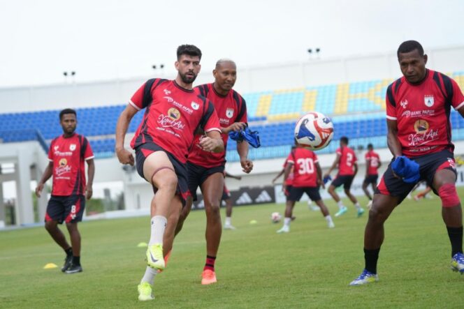 
					Pemain Persipura menjalani sesi latihan