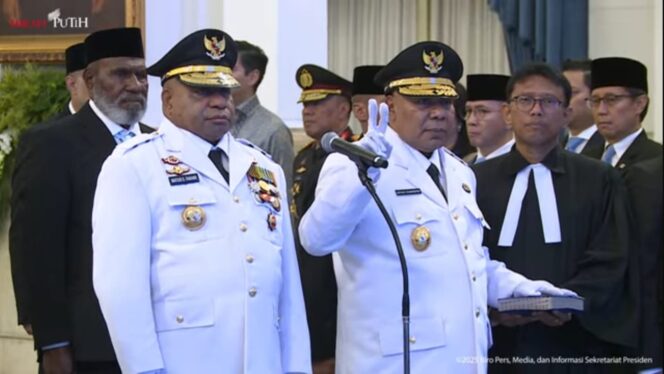 
					Matius D. Fakhiri dan Aryoko Rumaropen resmi dilantik sebagai Gubernur dan Wakil Gubernur Papua periode 2025-2030 
